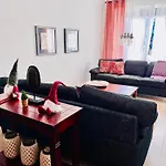 Art Luxury Apartment - Central, Metro To Airport